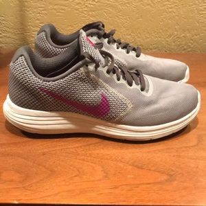 Gray size 8 Nike tennis shoes